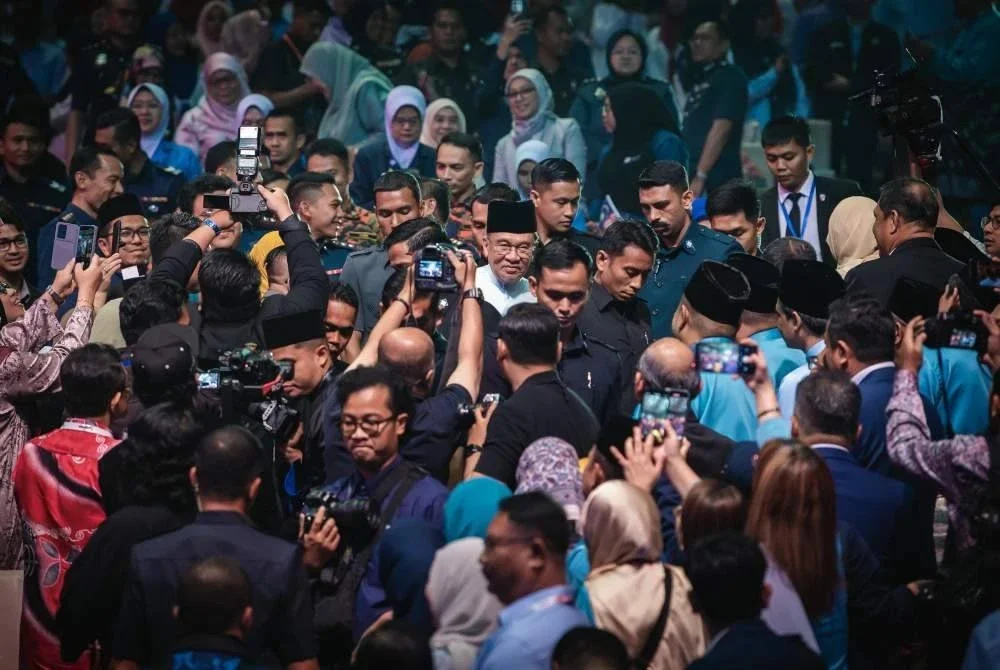 Perdana Menteri, Datuk Seri Anwar Ibrahim ketika tiba pada Majlis Amanat Perdana Perkhidmatan Awam (MAPPA) ke-20 "Perkhidmatan Awam MADANI Teras Kecemerlangan" di Pusat Konvensyen Antarabangsa Putrajaya (PICC) pada Jumaat. Foto Bernama
