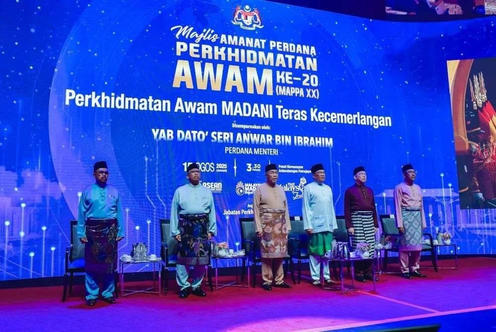 Perdana Menteri, Datuk Seri Anwar Ibrahim (tiga, kanan) pada Majlis Amanat Perdana Perkhidmatan Awam (MAPPA) ke-20 "Perkhidmatan Awam MADANI Teras Kecemerlangan" di Pusat Konvensyen Antarabangsa Putrajaya (PICC) hari ini. Foto Bernama