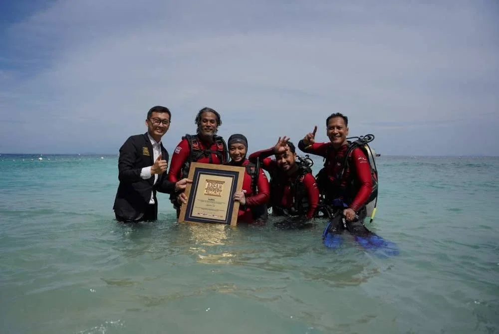 Dari kiri: Pengarah Urusan ASEAN Records, Eldrick Koh, KJ, Fara Fauzana, Johan dan AG.