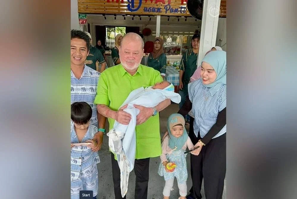 Sultan Ibrahim turut berkenan meluangkan masa bergambar bersama sebuah keluarga yang baru sahaja menyambut kelahiran cahaya mata. Foto Facebook rasmi Sultan Ibrahim Sultan Iskandar