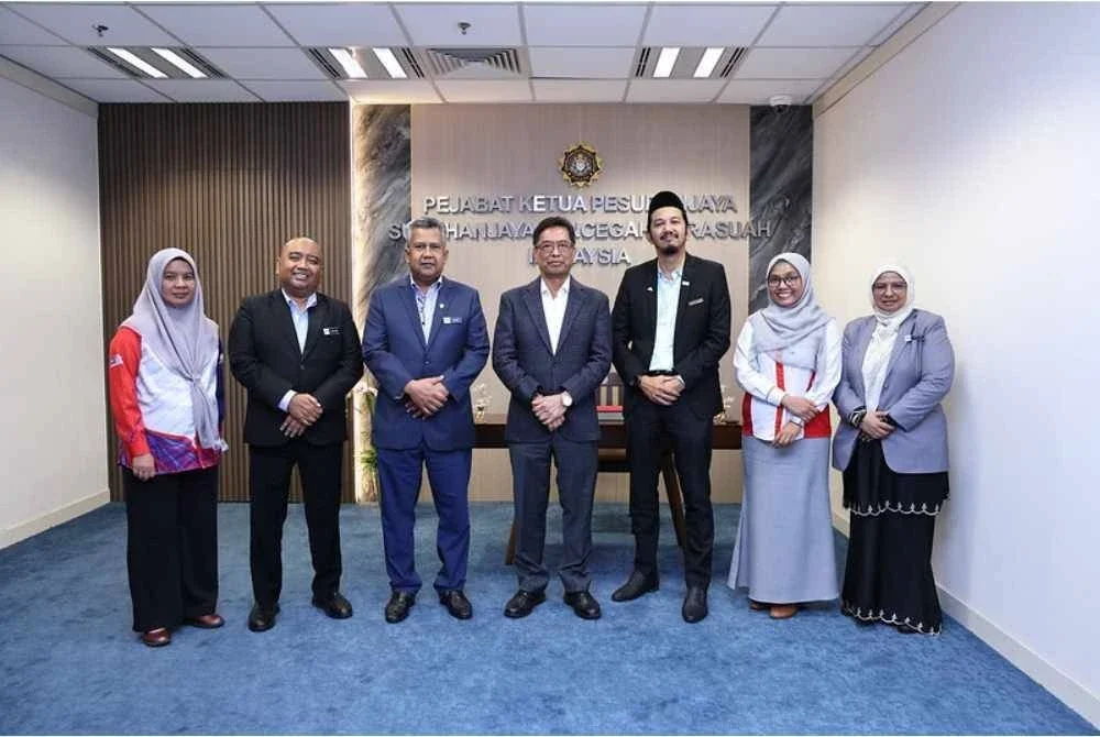 Azam (tengah) selepas sesi pembentangan Laporan Kajian Mengenai Wanita dan Rasuah serta Pembinaan Modul Interaktif Penerapan Nilai-Nilai Murni Dalam Kalangan Kanak-Kanak Prasekolah di Ibu Pejabat SPRM Putrajaya pada Jumaat.