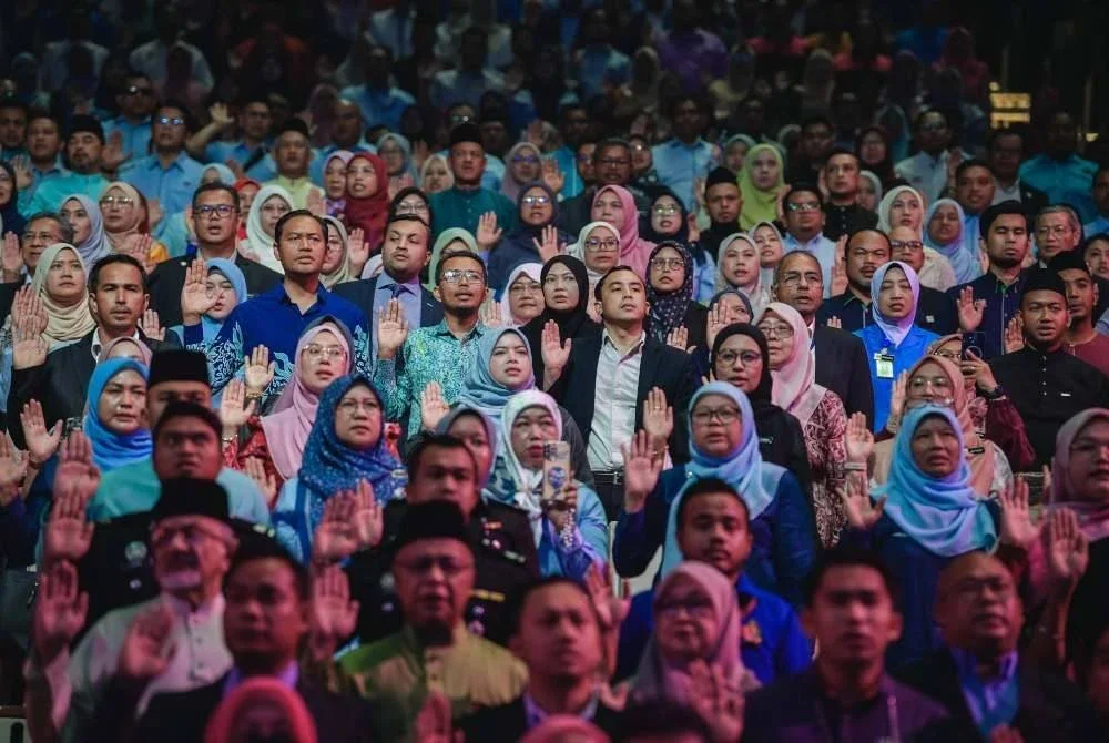 Para penjawat awam melafazkan ikrar pada Majlis Amanat Perdana Perkhidmatan Awam (MAPPA) ke-20 "Perkhidmatan Awam MADANI" di Pusat Konvensyen Antarabangsa Putrajaya (PICC) hari ini. Foto Bernama