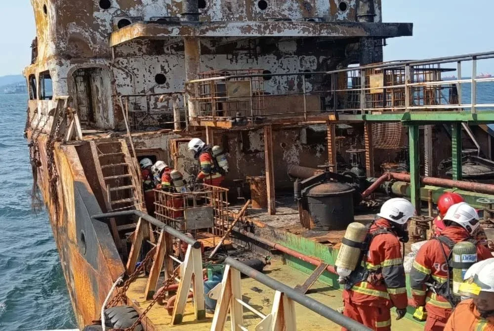 Pasukan penyelamat melakukan pemeriksaan ke atas kapal hantu yang dikesan hanyut di perairan Terengganu pada Selasa lalu.