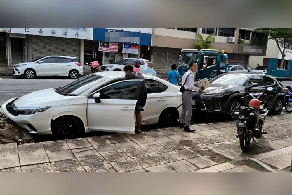 Keadaan kereta yang dilanggar kenderaan MPV itu.