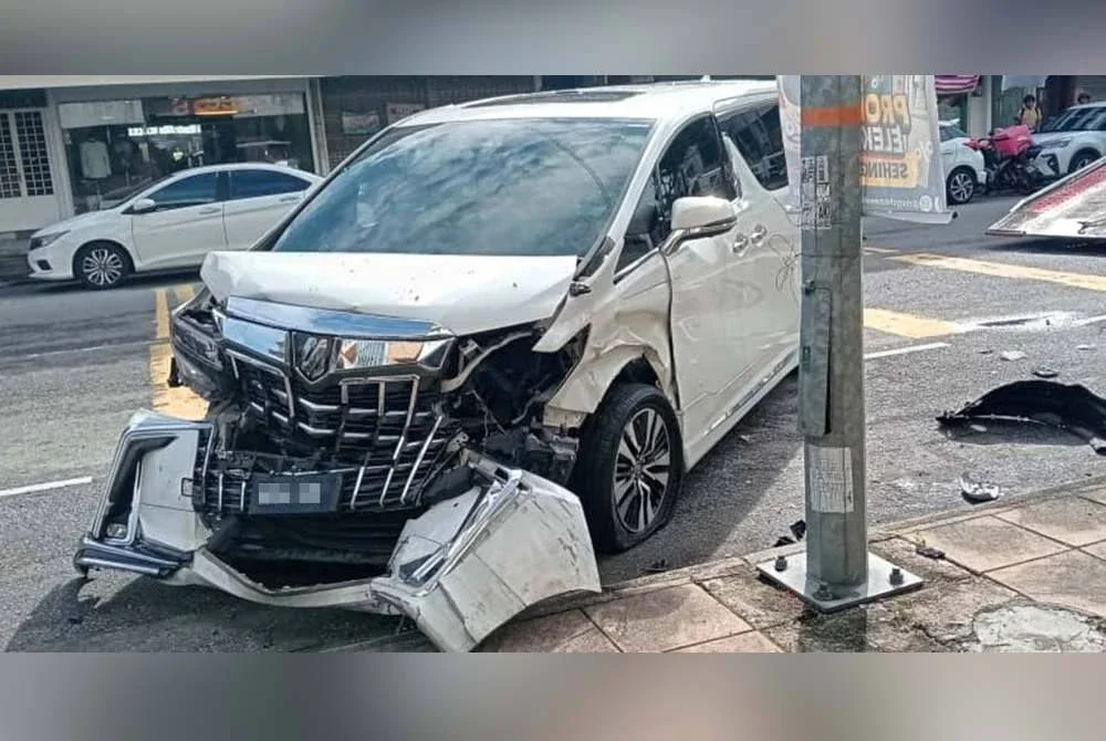 Kenderaan MPV yang mengalami remuk di bahagian depan selepas terlibat dalam kemalangan itu dan tular. 