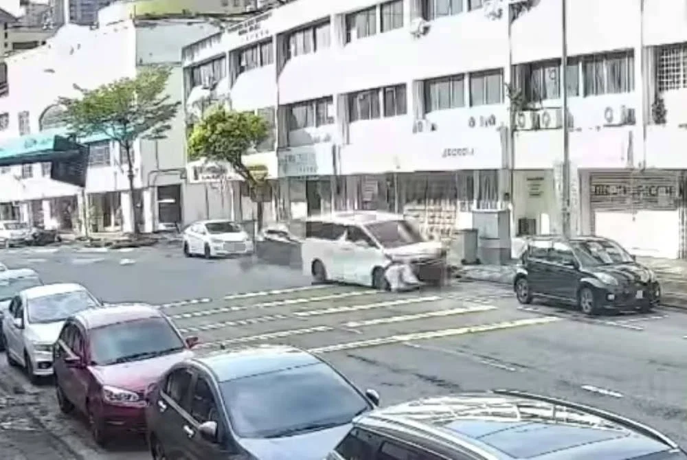 Tangkap layar video kenderaan MPV itu melanggar dua kereta sebelum merempuh sebuah kereta Perodua Myvi
