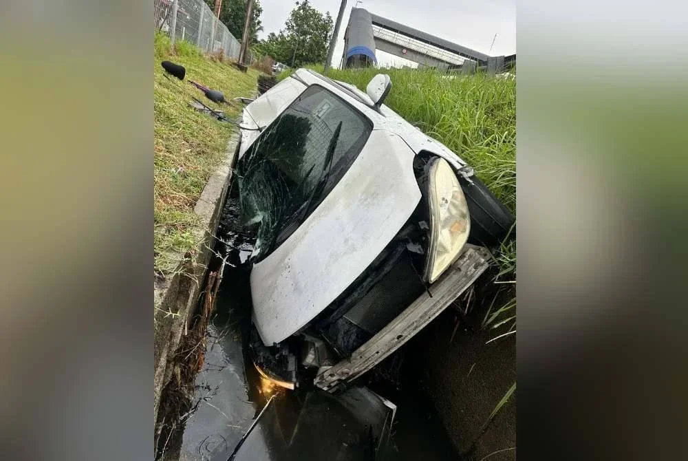 Kereta Nissan Almera dipandu seorang wanita hamil terbabas sebelum terjunam ke dalam longkang berhampiran SK Tanjong Karang berdekatan Taman Radin Mas, Kuala Selangor pada Jumaat.