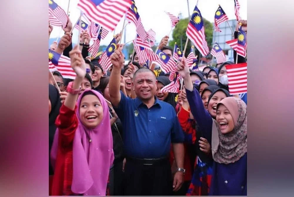 Saarani (tengah) mengingatkan orang ramai agar tidak melakukan pemasangan Jalur Gemilang secara terbalik terutama ketika negara menyambut bulan kemerdekaan. Foto Facebook Saarani Mohamad