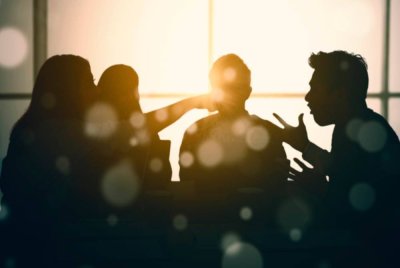 Di peringkat keluarga, batu api boleh menyebabkan keretakan hubungan adik-beradik. Di tempat kerja, mereka menimbulkan suasana toksik yang merosakkan kerjasama. Gambar hiasan 123rf