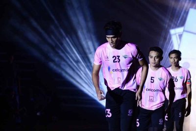 Azlan (tengah) dan Syahir (kiri) dikritik segelintir peminat susulan prestasi tidak konsisten dalam beberapa perlawanan STL. Foto Liga Sepak Takraw