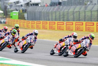 Hakim Danish (kanan) idam podium di Austria.