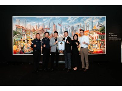 Ketua Pegawai Eksekutif Feruni, Datuk C.C. Ngei (tiga, kiri) menerima sijil pengiktirafan daripada Malaysia Book of Records sebagai Mural Ukiran Jubin Terbesar di Malaysia semasa majlis pelancaran, pada Khamis.