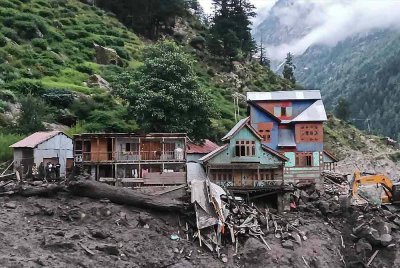 Anggota penyelamat (kiri) memeriksa lokasi banjir kilat di sebuah perkampungan dalam daerah Kishtwar pada 14 Ogos 2025. Foto AFP