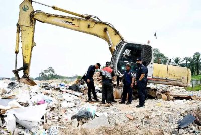 Operasi itu turut menyita jentera pengendalian sampah di lokasi pembuangan sampah haram di Kampung Seri Sentosa, Ijok pada Khamis.