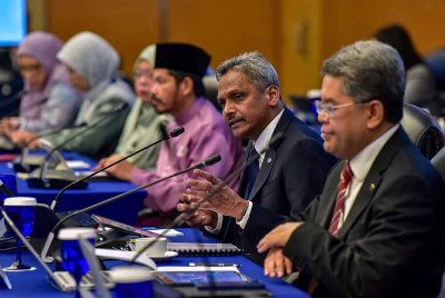 Abdul Rasheed menyampaikan taklimat mengenai perkembangan ekonomi dan kewangan pada suku kedua 2025 di Sasana Kijang pada Jumaat. Foto Bernama