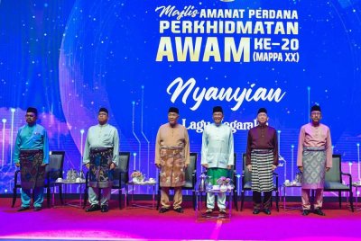 Perdana Menteri, Datuk Seri Anwar Ibrahim (tiga dari kanan) pada Majlis Amanat Perdana Perkhidmatan Awam (MAPPA) ke-20 "Perkhidmatan Awam MADANI Teras Kecemerlangan" di Pusat Konvensyen Antarabangsa Putrajaya (PICC) hari ini. Foto Bernama