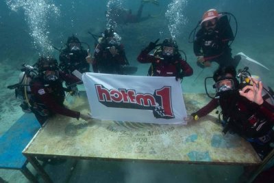 Kenangan bersiaran di bawah laut.
