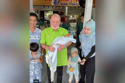Sultan Ibrahim turut berkenan meluangkan masa bergambar bersama sebuah keluarga yang baru sahaja menyambut kelahiran cahaya mata. Foto Facebook rasmi Sultan Ibrahim Sultan Iskandar