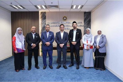 Azam (tengah) selepas sesi pembentangan Laporan Kajian Mengenai Wanita dan Rasuah serta Pembinaan Modul Interaktif Penerapan Nilai-Nilai Murni Dalam Kalangan Kanak-Kanak Prasekolah di Ibu Pejabat SPRM Putrajaya pada Jumaat.