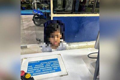 Tular kanak-kanak perempuan ditemui jalan bersendirian sebelum dibawa ke balai polis.
