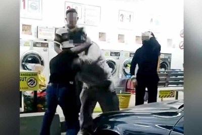 Polis minta dua lelaki untuk tampil bantu siasatan berhubung video tular pergaduhan di hadapan kedai dobi di Tumpat.