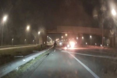 Tangkap layar rakaman video sebuah Perodua Alza terbakar selepas terlibat kemalangan di Lebuhraya Kesas pada Jumaat.
