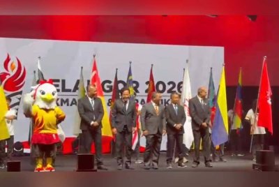 Amirudin (tiga dari kanan) melancarkan Logo, Maskot, Tema dan Kiraan Detik Setahun di Dewan Raja Muda Musa, Kompleks Belia dan Kebudayaan Negeri Selangor di Shah Alam pada Jumaat.