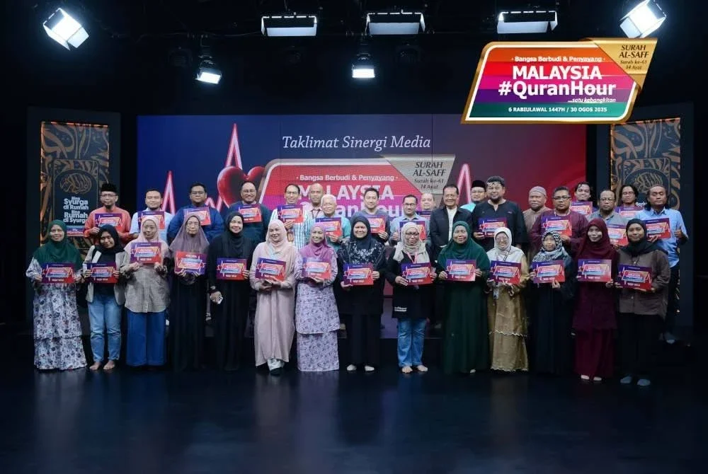 Hussamuddin (barisan belakang, tujuh dari kiri) dan rakan sinergi yang bersama-sama mengangkat misi Malaysia #QuranHour 2025.