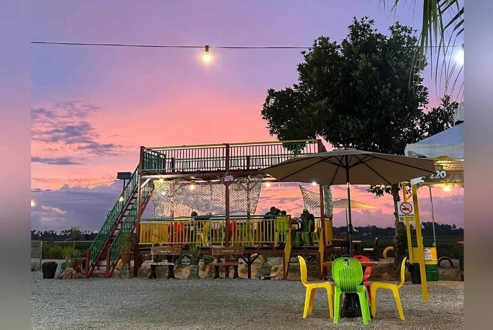 Pengunjung boleh merasai makanan sambil menikmati suasana senja.