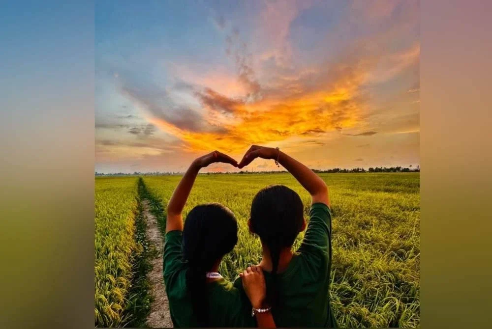 Suasana senja yang memukau pandangan