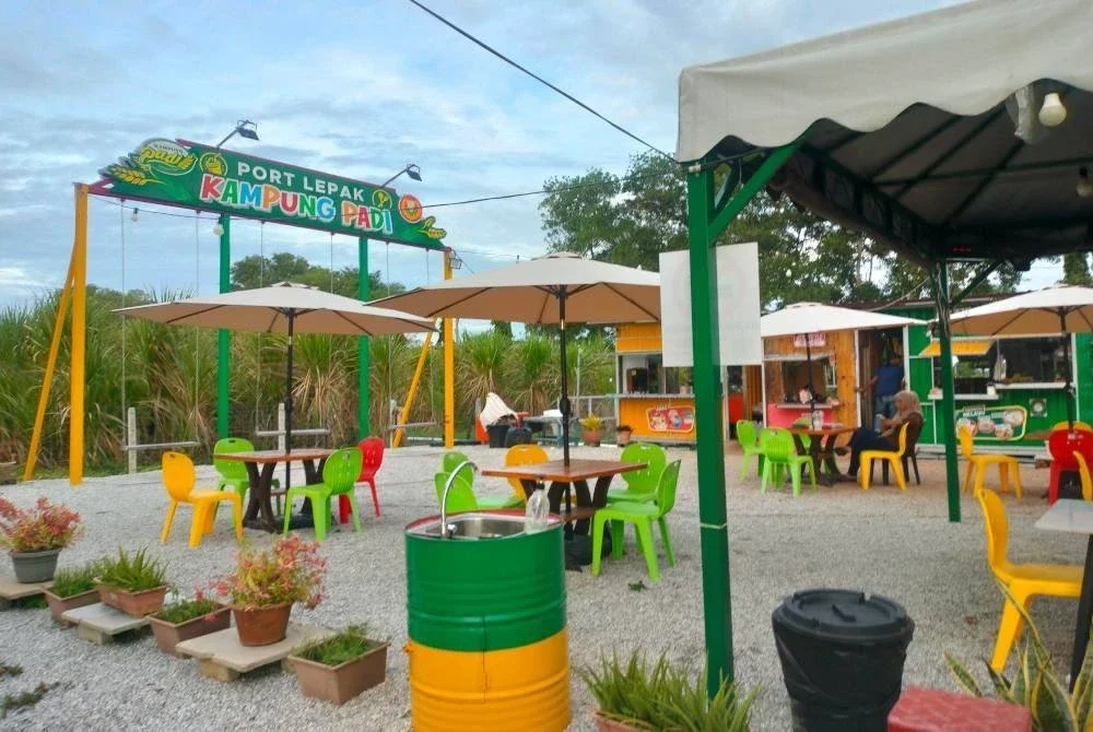 Port Lepak Kampung Padi menyediakan pelbagai menu menarik.