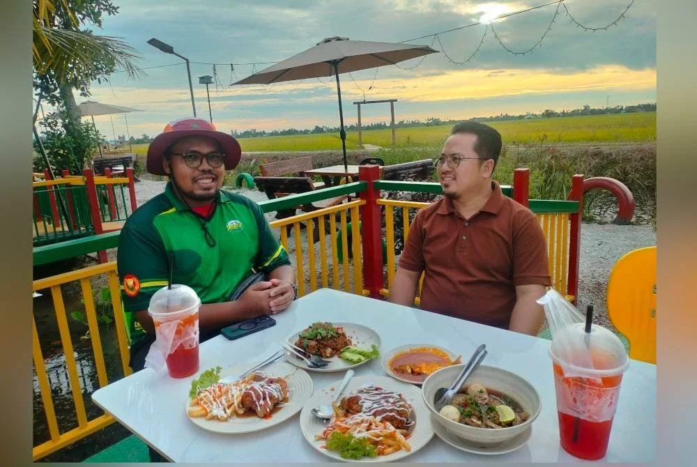 Sollehan (kiri) memperkenalkan menu yang disediakan di Kampung Padi.
