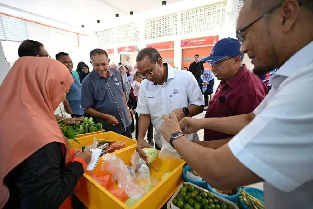 Mohammad Fakhruddin melakukan tinjauan ke atas gerai peniaga sempena Majlis Perasmian Pasar Segar Serambi Teruntum di sini, pada Jumaat. Foto FB MBK