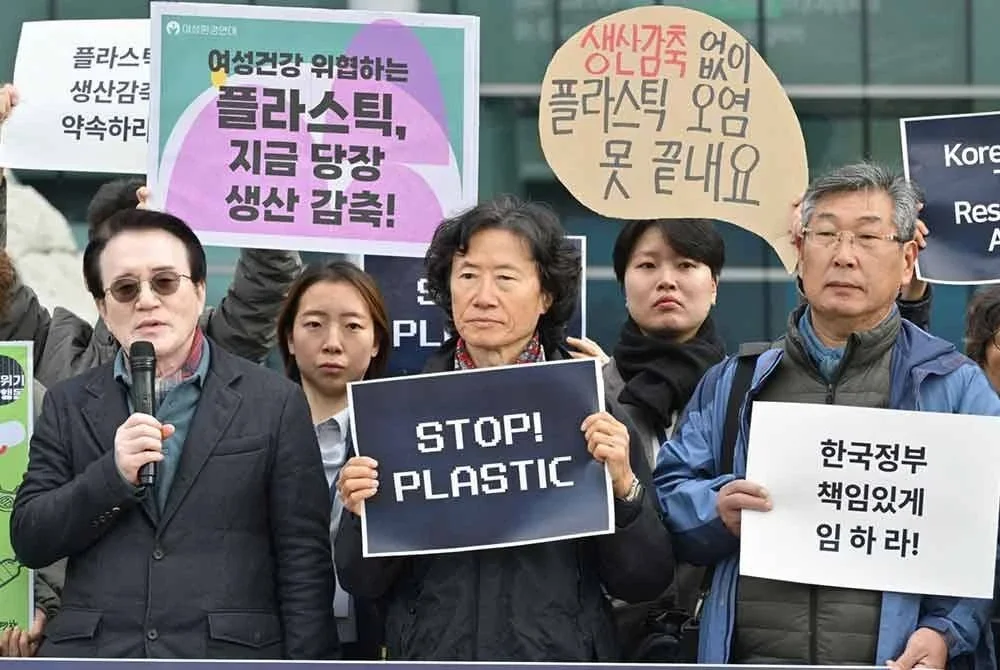 Aktivis memegang plakad Stop Plastic ketika membantah di luar BEXCO, Busan di Korea Selatan. SUMBER FOTO: AFP