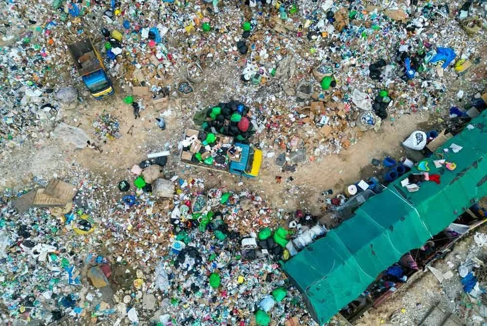 Timbunan sisa plastik di tapak pelupusan pinggir Bengaluru, India.