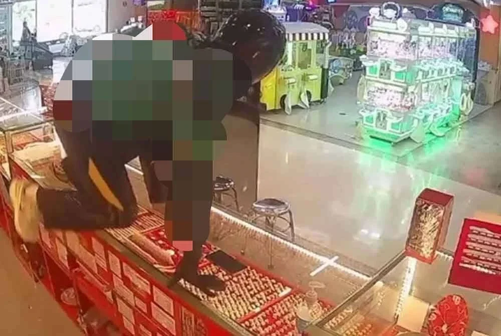 Seorang lelaki melarikan barang kemas bernilai lebih RM1 juta dari sebuah kedai emas di pusat membeli-belah pada Khamis. Foto Naewna