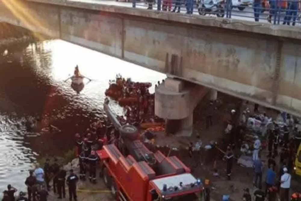 Sekurang-kurangnya 18 orang maut manakala sembilan lagi cedera selepas sebuah bas penumpang terjunam ke dalam Sungai Oued El Harrach di tengah Algiers.