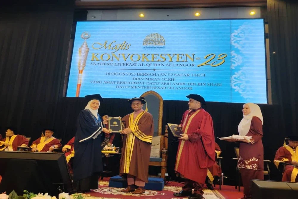 Amirudin (tiga dari kanan) turut menyampaikan sijil kepada peserta Majlis Konvokesyen Ke-23 Akademi Literasi al-Quran Selangor di sebuah hotel pada Sabtu.