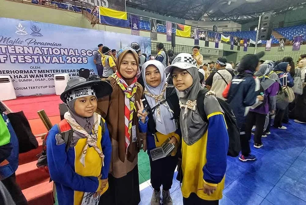 Nurlaila (tiga kanan) bergambat dengan ahli pengakap dari Malaysia pada PISSF 2025 di SUKPA di sini pada Sabtu. Foto Sinar Harian