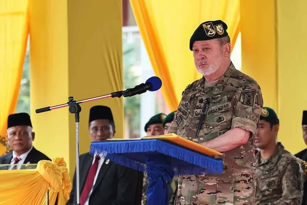 Yang di-Pertuan Agong yang juga Kolonel Komandan Gerup Gerak Khas (GGK), Sultan Ibrahim berkenan bertitah pada Perbarisan Hari Ulang Tahun Rejimen Gerak Khas ke-60 di Padang Kawad Markas Gerup Gerak Khas, Kem Iskandar pada Sabtu. Foto Bernama