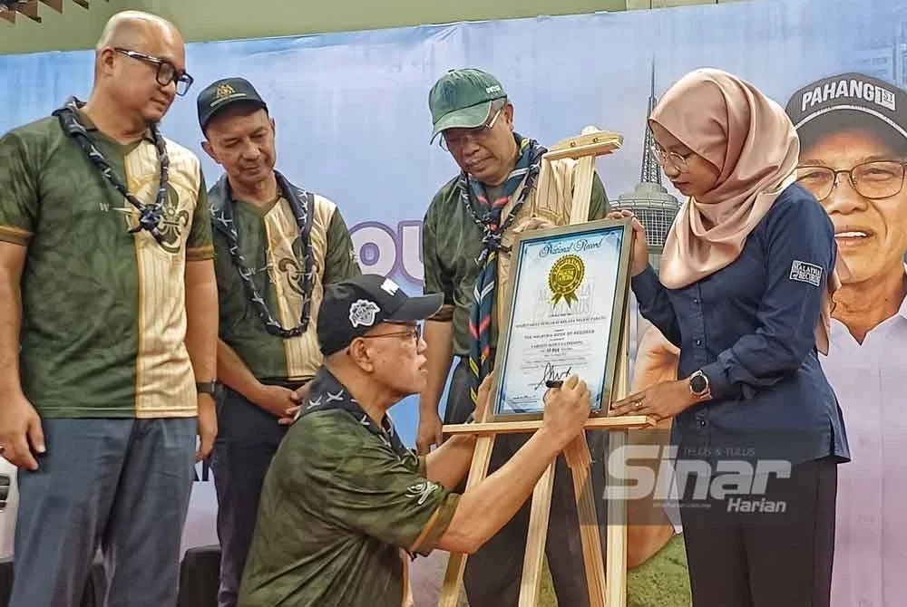 Wan Rosdy menandatangani pengiktirafan MBOR selepas selepas 22,825 peserta dari luar negara menyertai festival itu di SUKPA di sini pada Sabtu.