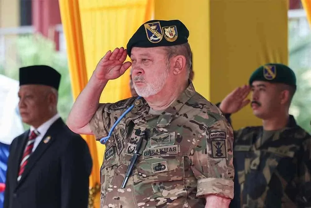 Yang di-Pertuan Agong yang juga Kolonel Komandan Gerup Gerak Khas (GGK), Sultan Ibrahim berkenan memberi tabik hormat pada Perbarisan Hari Ulang Tahun Rejimen Gerak Khas ke-60 di Padang Kawad Markas Gerup Gerak Khas, Kem Iskandar, pada Sabtu. Foto Bernama