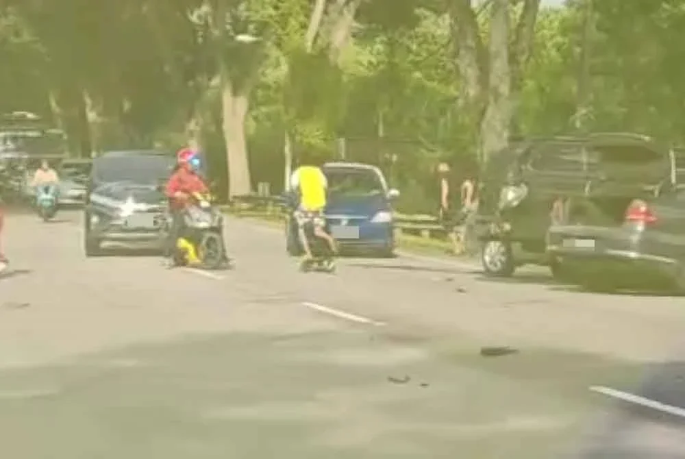 Tangkap layar video tular menunjukkan pergaduhan yang berlaku selepas kemalangan pada Jumaat.