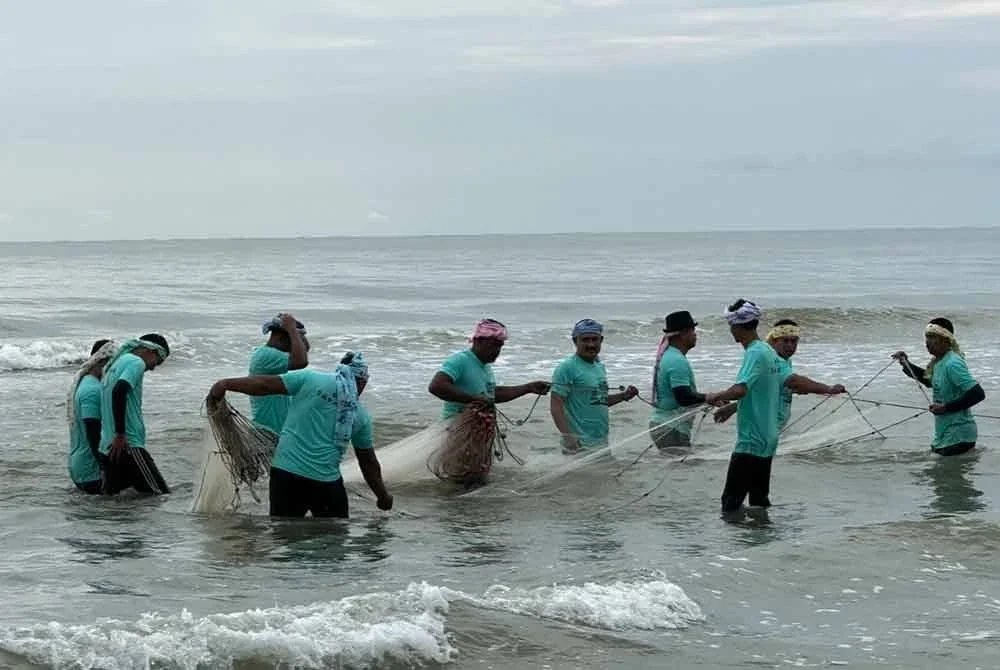 Peserta memukat ikan di Pantai Kemasin.
