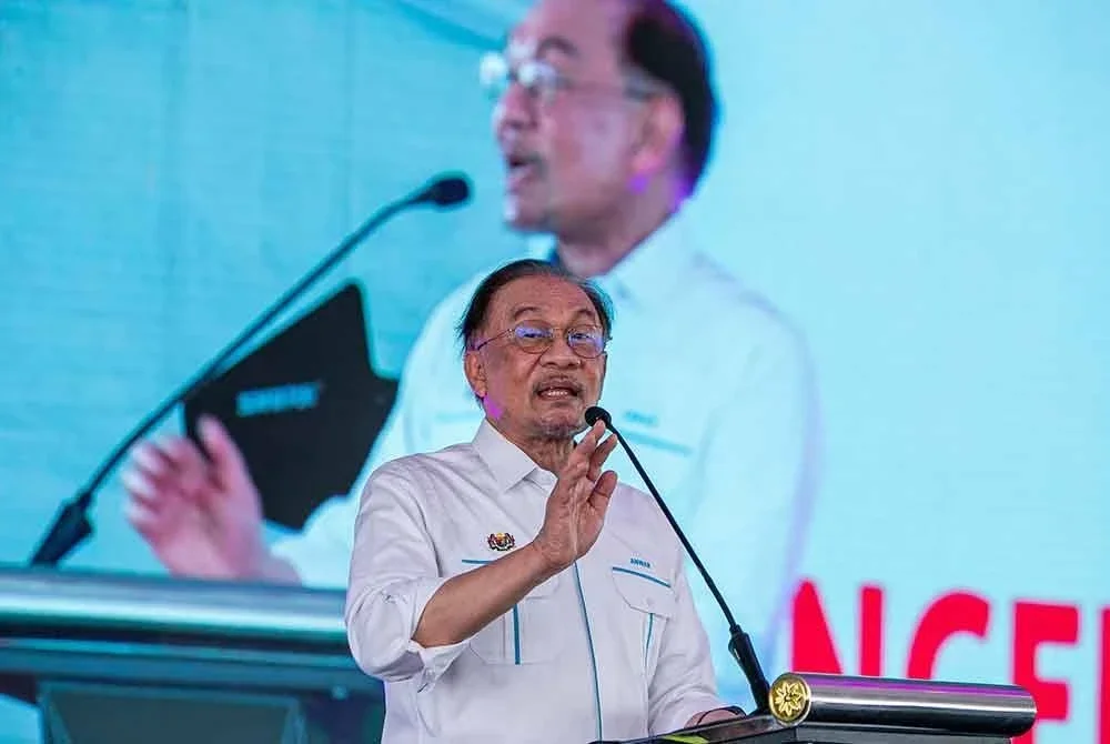 Anwar berucap pada Karnival Usahawan Tenusu MADANI “Memacu Revolusi Pertanian Moden, Menjana Ekonomi Rakyat” di Kompleks Tenusu Farm Fresh Perak pada Sabtu. Foto Bernama