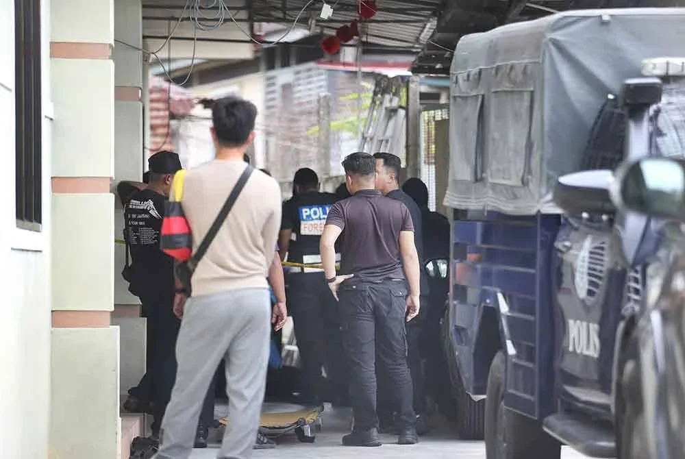 Pasukan siasatan yang tiba mendapati mangsa sudah tidak sedarkan diri dalam keadaan terbaring di atas kerusi kayu di luar rumah.