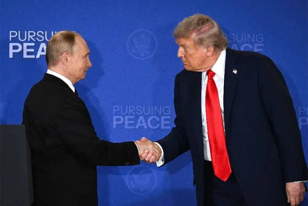 Trump (kanan) bersalaman dengan Putin pada akhir sidang media di Pangkalan Bersama Elmendorf-Richardson di Anchorage, Alaska pada Jumaat. - Foto AFP