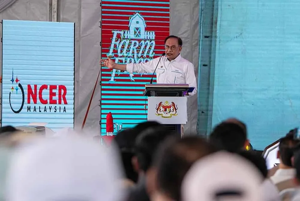 Anwar berucap pada Karnival Usahawan Tenusu MADANI “Memacu Revolusi Pertanian Moden, Menjana Ekonomi Rakyat” di Kompleks Tenusu Farm Fresh Perak, pada Sabtu. Foto Bernama