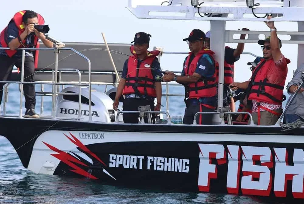 Pengurus Besar Tourism Pahang, Kamaruddin Ibrahim mengambil peluang merasai cabaran Pahang International Green Eye Squid Hunting 2025