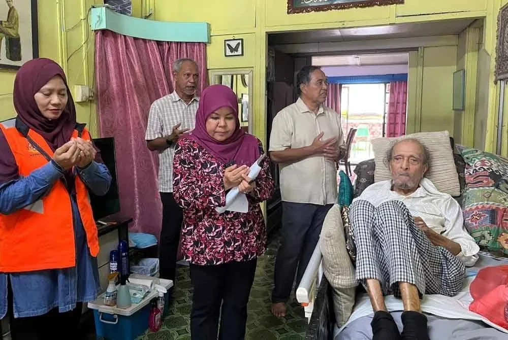 Khairin-Nisa mengunjungi pelakon veteran, Mat Sentul di Larkin. - Foto Exco